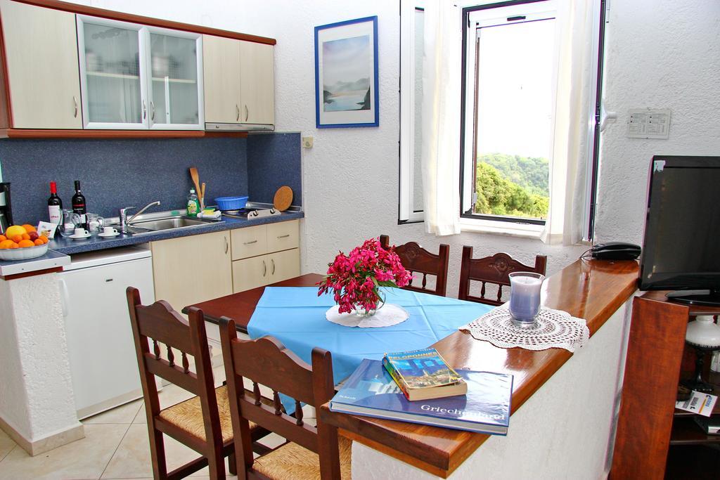 Helidonia Apartment Лутра Килинис Екстериор снимка